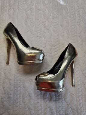 Qupid Gold Metallic Peep Toe Platform Pumps Heels Size 6 NWT